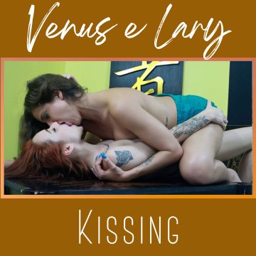 Venus e Lary se beijam intensamente
